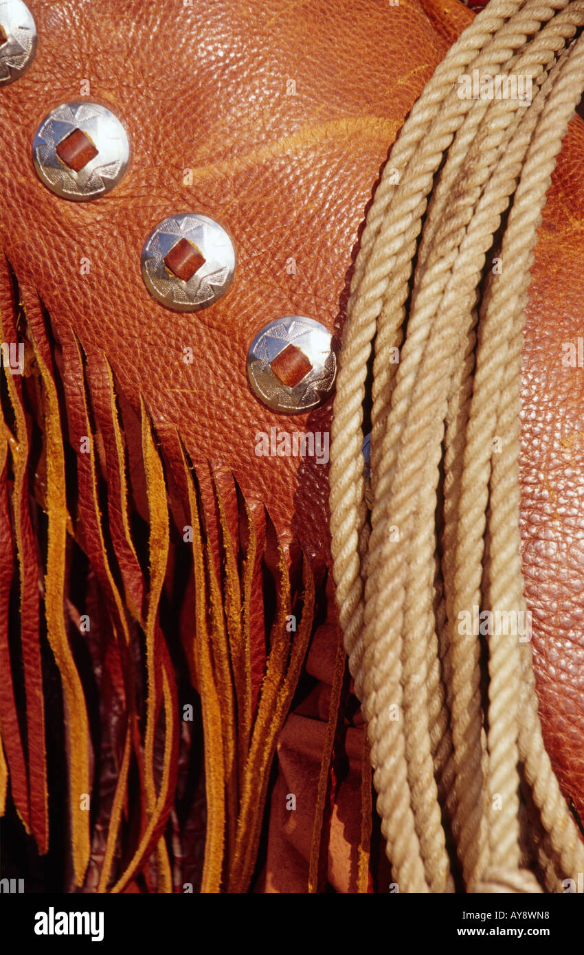 Cowboy Lederchaps, silberne Conchos und Lasso sind standard-Bekleidung in White Oaks, New Mexico. Stockfoto