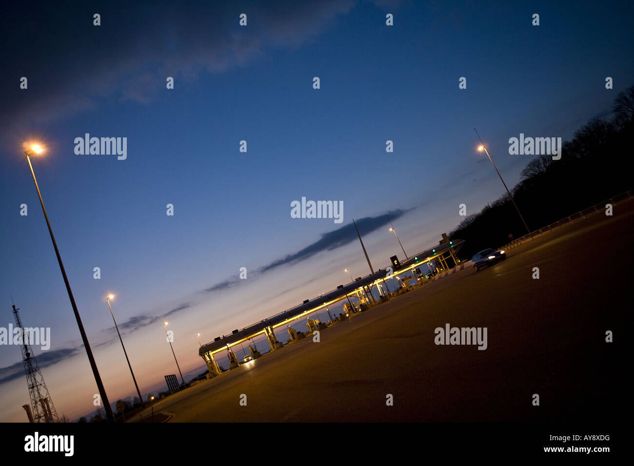 Französische Peage Autobahn bei Nacht Stockfoto