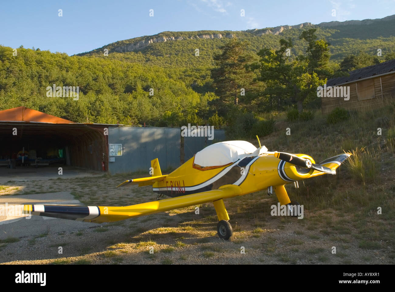 Zweisitzer-Flugzeug auf dem kleinen Flugplatz in La Motte Chalencon, Frankreich. Stockfoto