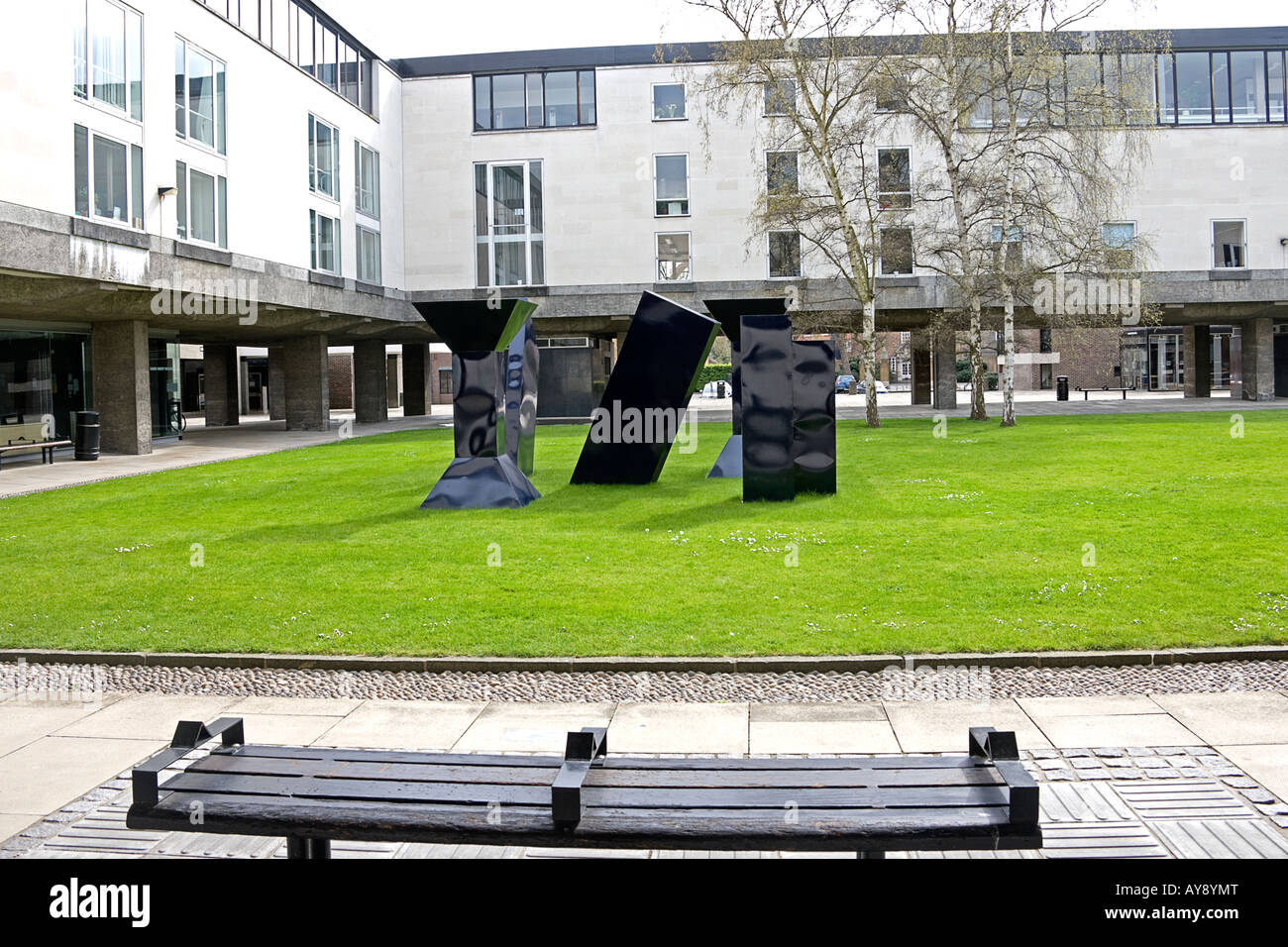 Phillip KingÕs Skulptur ÔSpanÕ auf der Website von Sidgwick in Cambridge. Cambridgeshire. East Anglia. VEREINIGTES KÖNIGREICH. Stockfoto