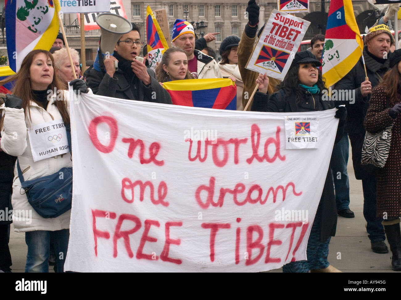 Pro-Tibet-Demontrators Bühne Protest als die Olympische Fackel Pässe durch London Stockfoto
