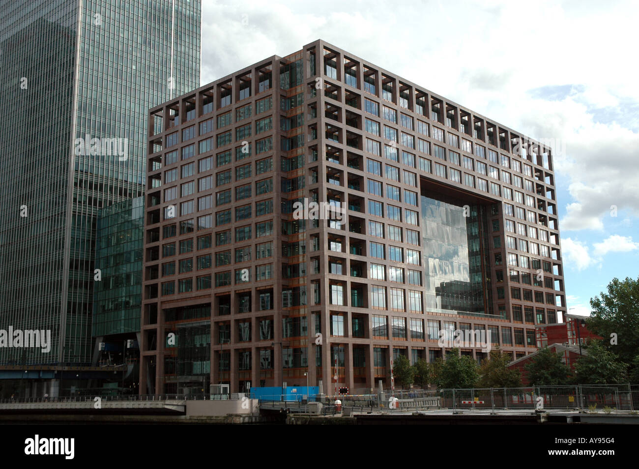Stanley Bank Bürogebäude (vorne) und Lehman Brothers Building