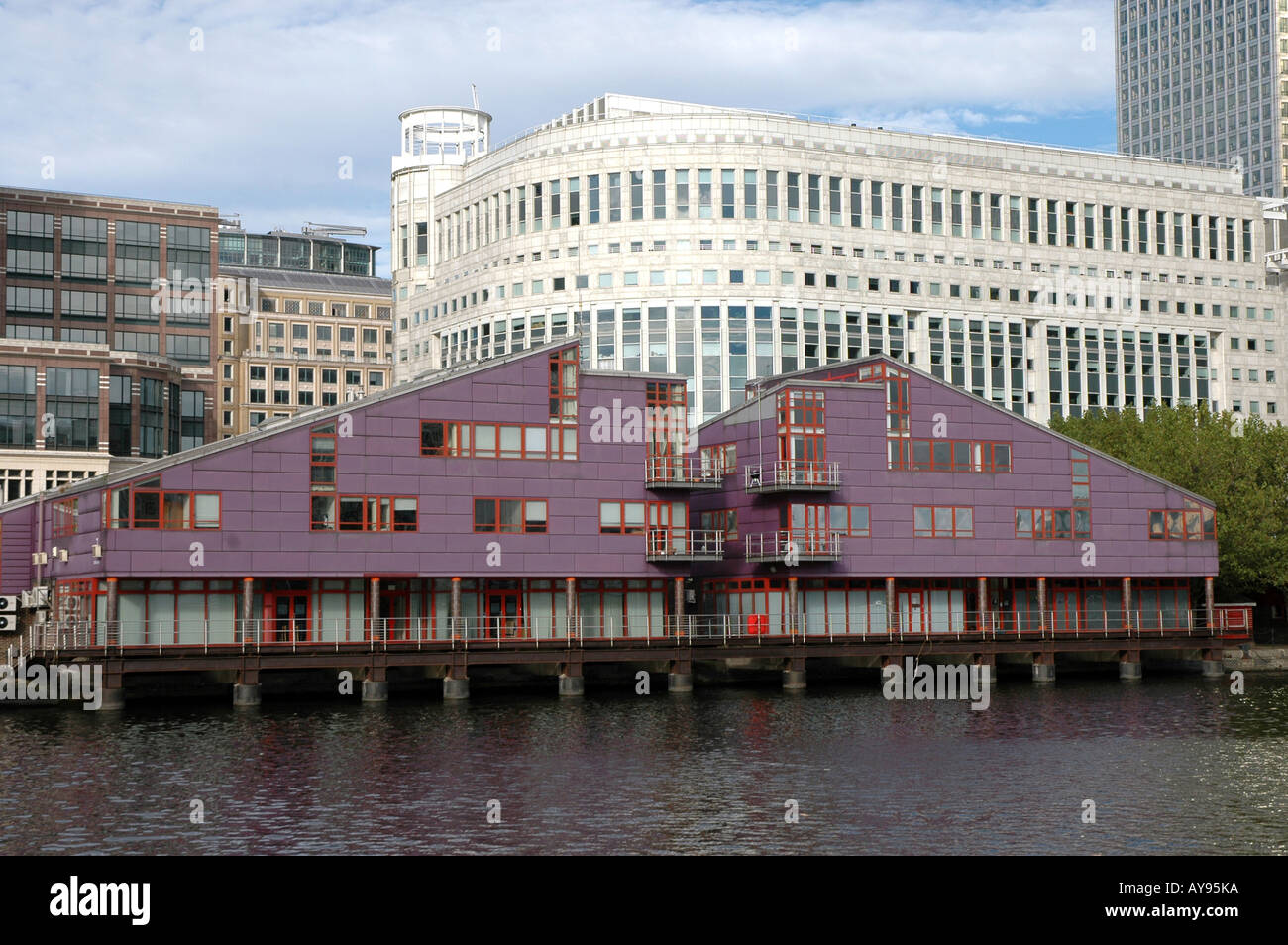 Morgan Stanley (im Hintergrund) Gebäude auf 20 Cabot Square, Canary Wharf in London, Großbritannien Stockfoto