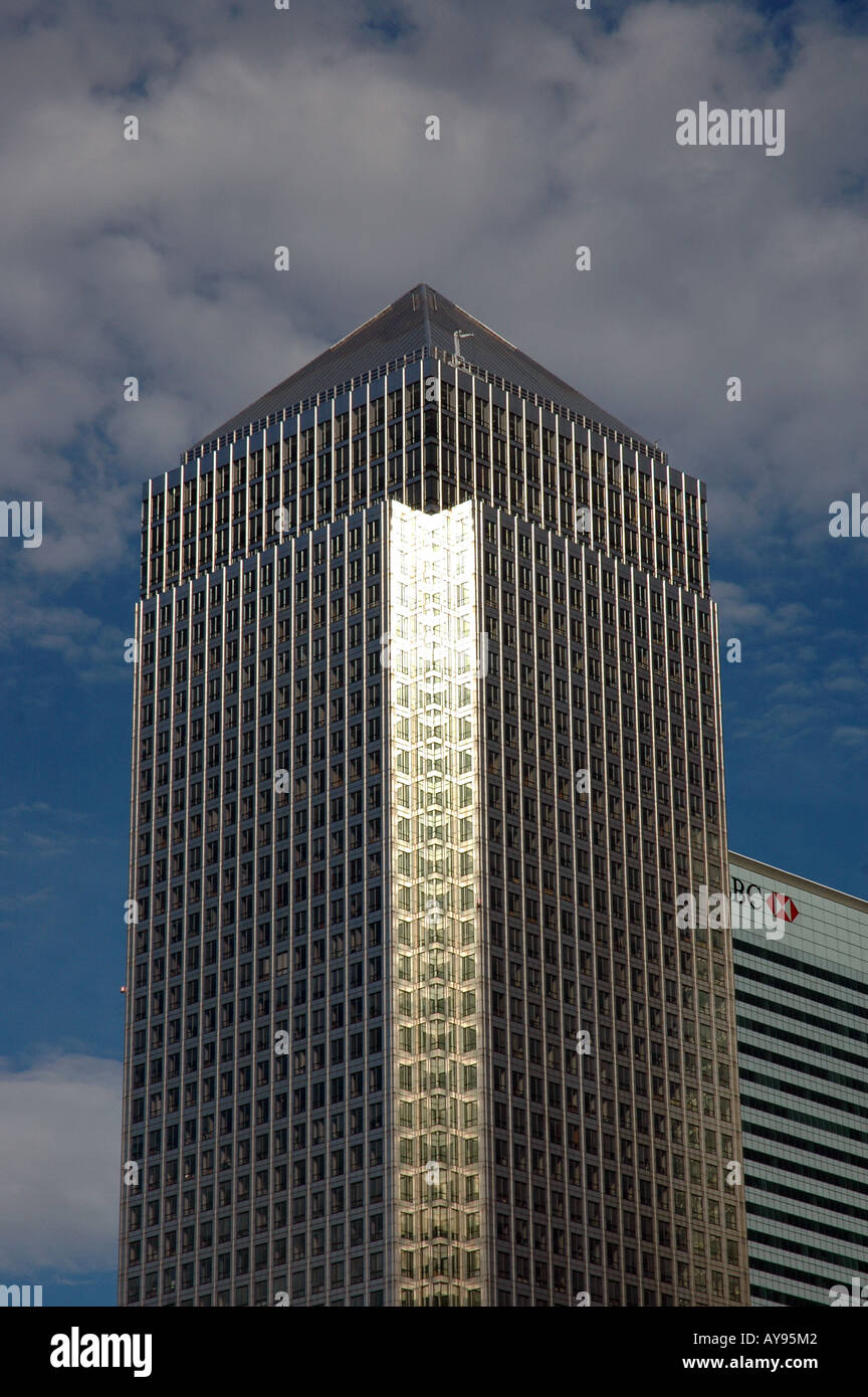 Ein Kanada Quadrat auch genannt Canary Wharf Tower und HSBC Tower auf Hintergrund in Canary Wharf, Docklands, London, UK Stockfoto