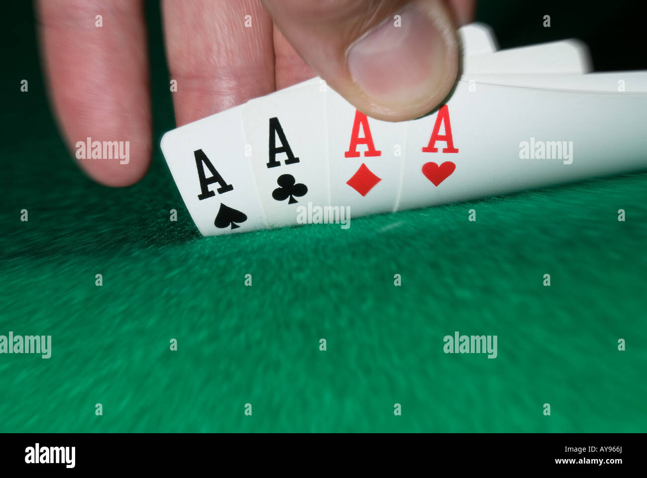 Eine Spieler lugt, um zu sehen, was seine Karten sind eine schöne vier Asse offenbart viel Glück und ein guter Spieler Stockfoto