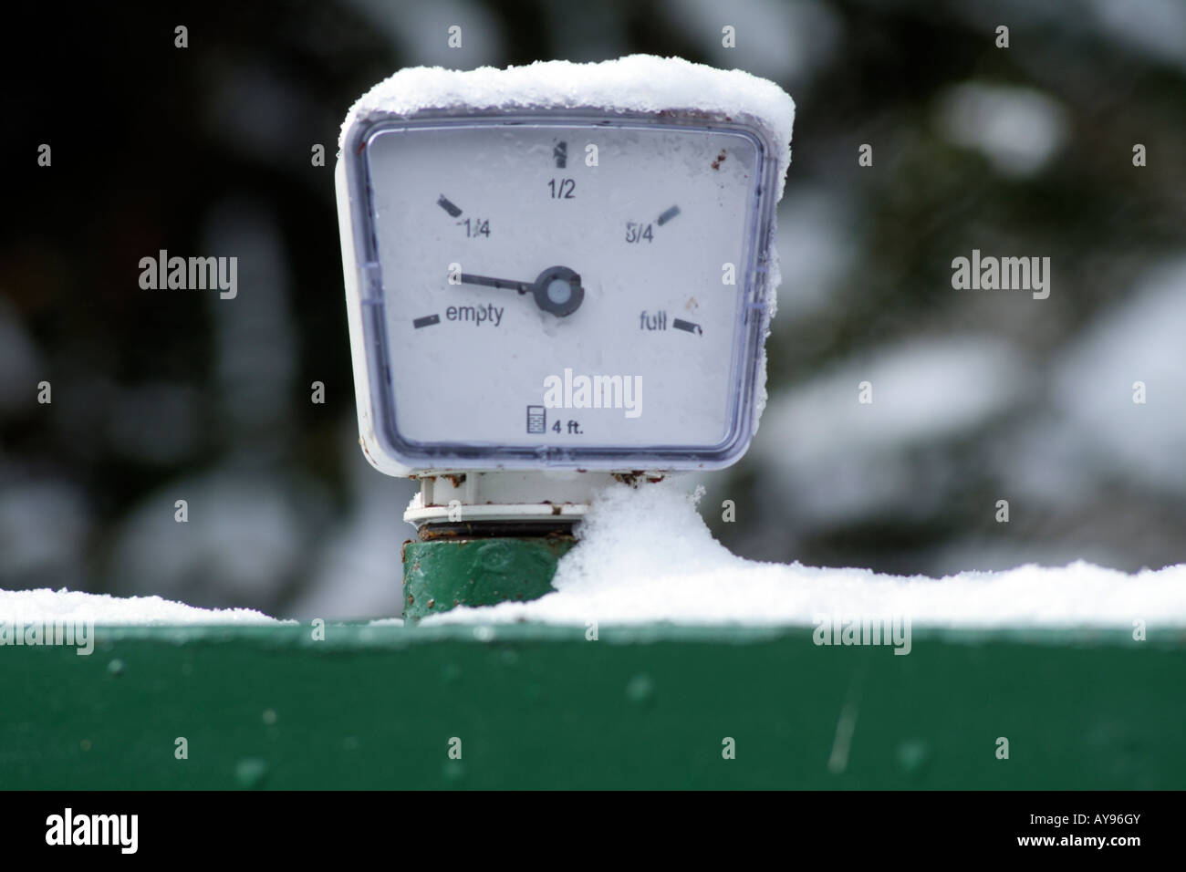 Brennstoff Gauge bedeckt Schnee und zeigt fast leer auf inländische Heizung Öltank Stockfoto