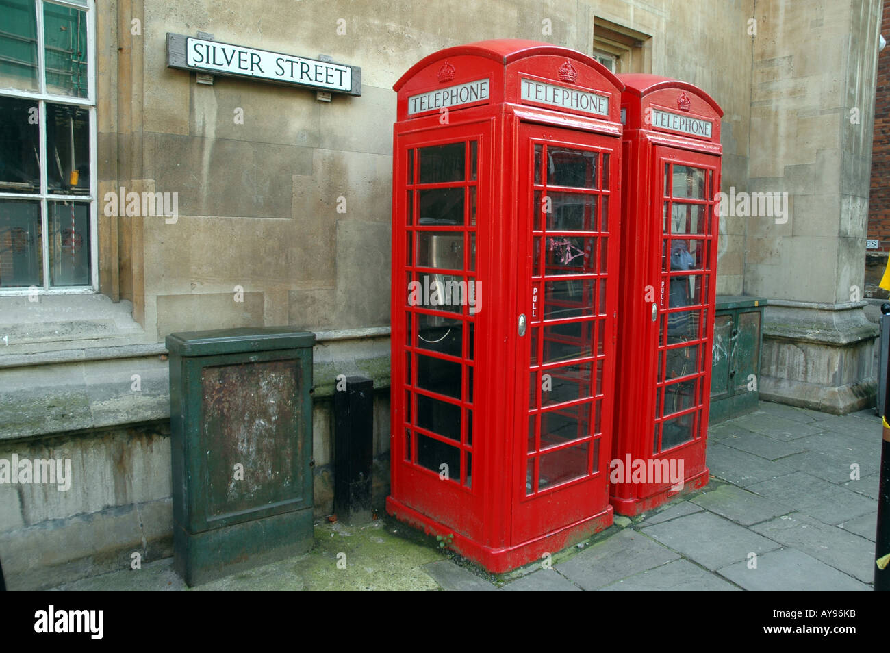 Zwei am Silver Street klassische rote Telefonzellen in Cambridge, UK Stockfoto
