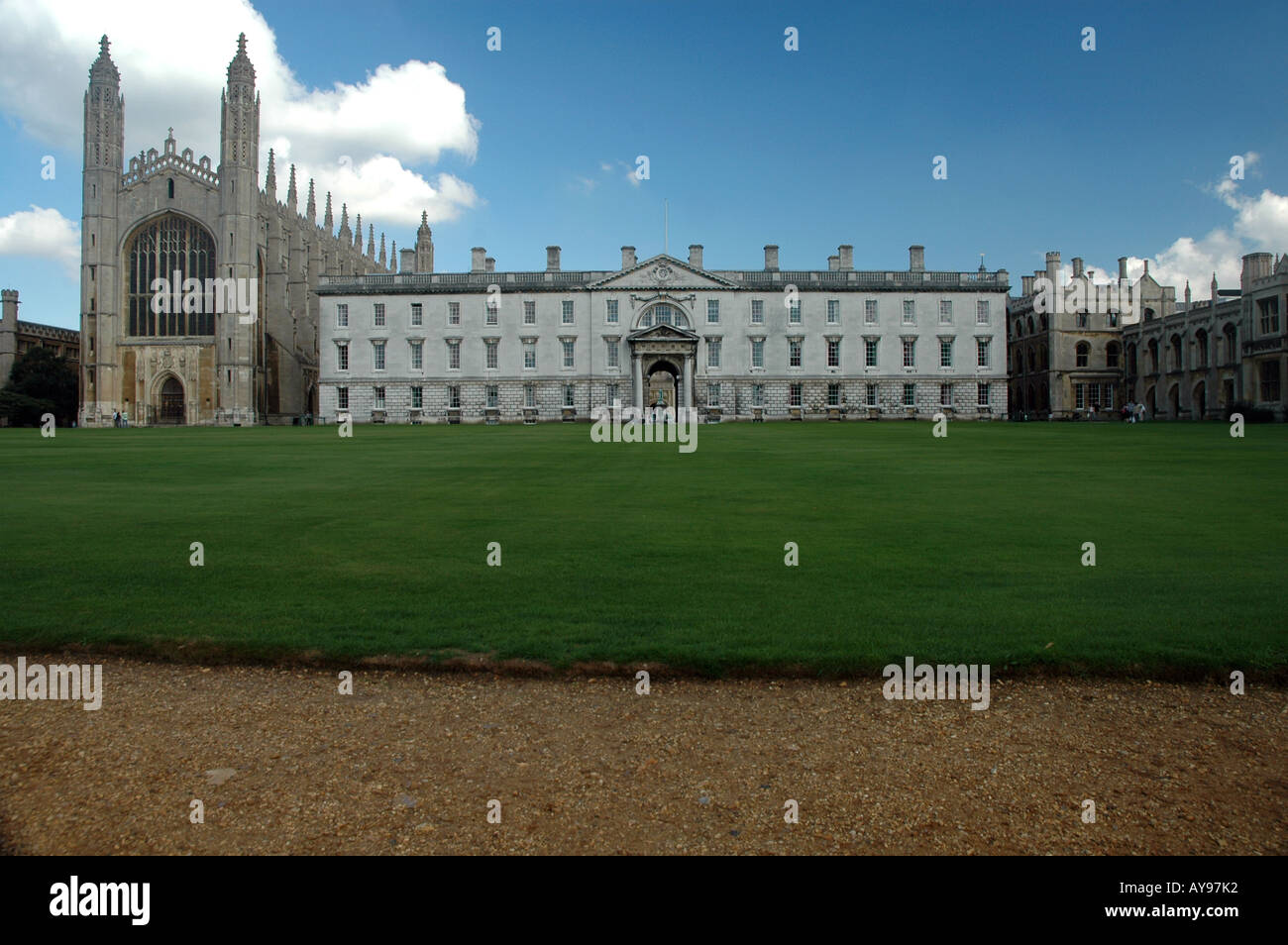 Kapelle und Gibb Gebäude am vorderen Hof des Kings College in Cambridge, UK Stockfoto