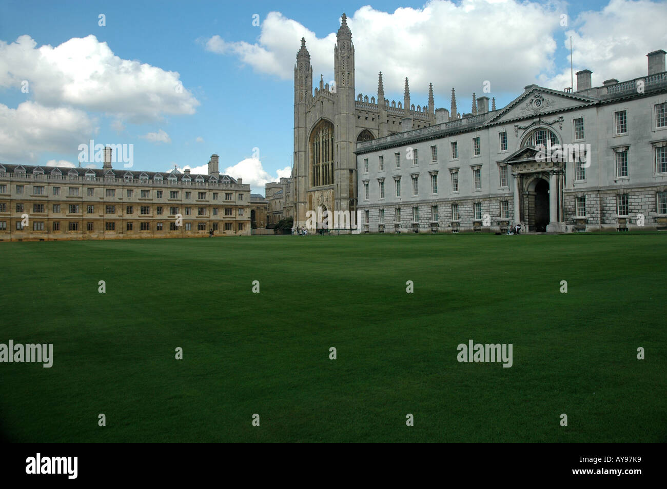 Clare College (links) und Kapelle und Gibb Gebäude am vorderen Court of King College in Cambridge, UK Stockfoto