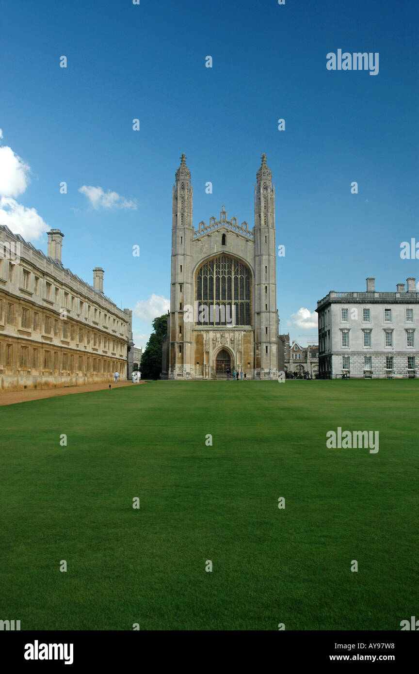 Clare College (links) und Kapelle und Gibb Gebäude am vorderen Court of King College in Cambridge, UK Stockfoto