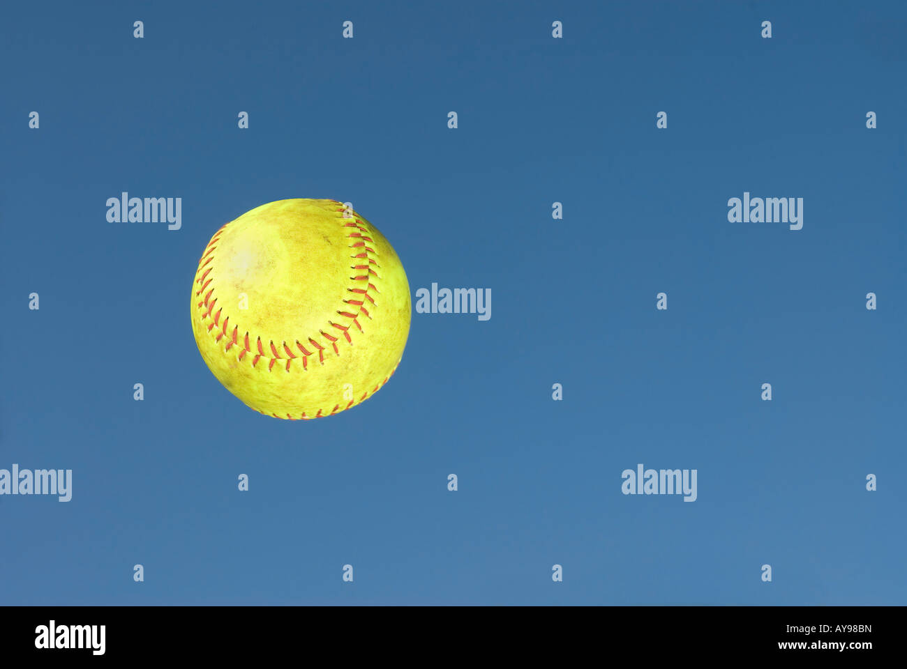 Eine Praxis Softball fliegt durch die Luft während Spiel warm Ups Stockfoto