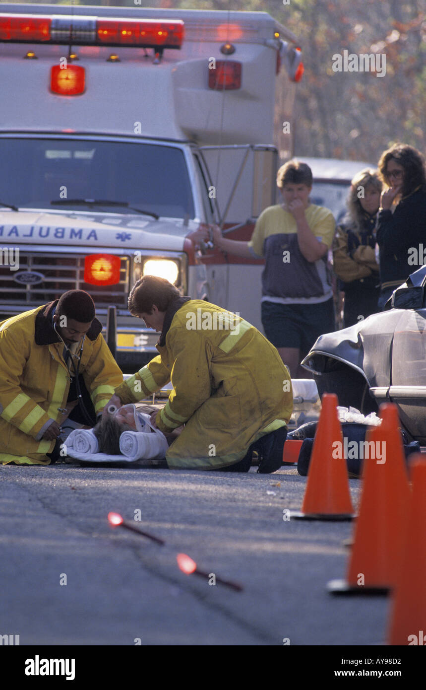 Notfallmediziner Opfer bei Autounfall Szene behandeln Stockfoto