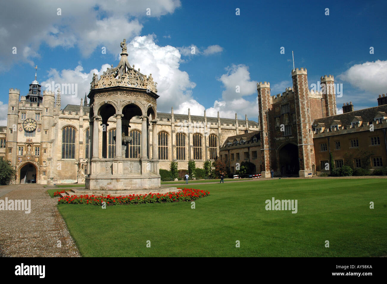 Brunnen, Kapelle, König Edward Turm und Torhaus am Great Court am Trinity College in Cambridge, UK Stockfoto