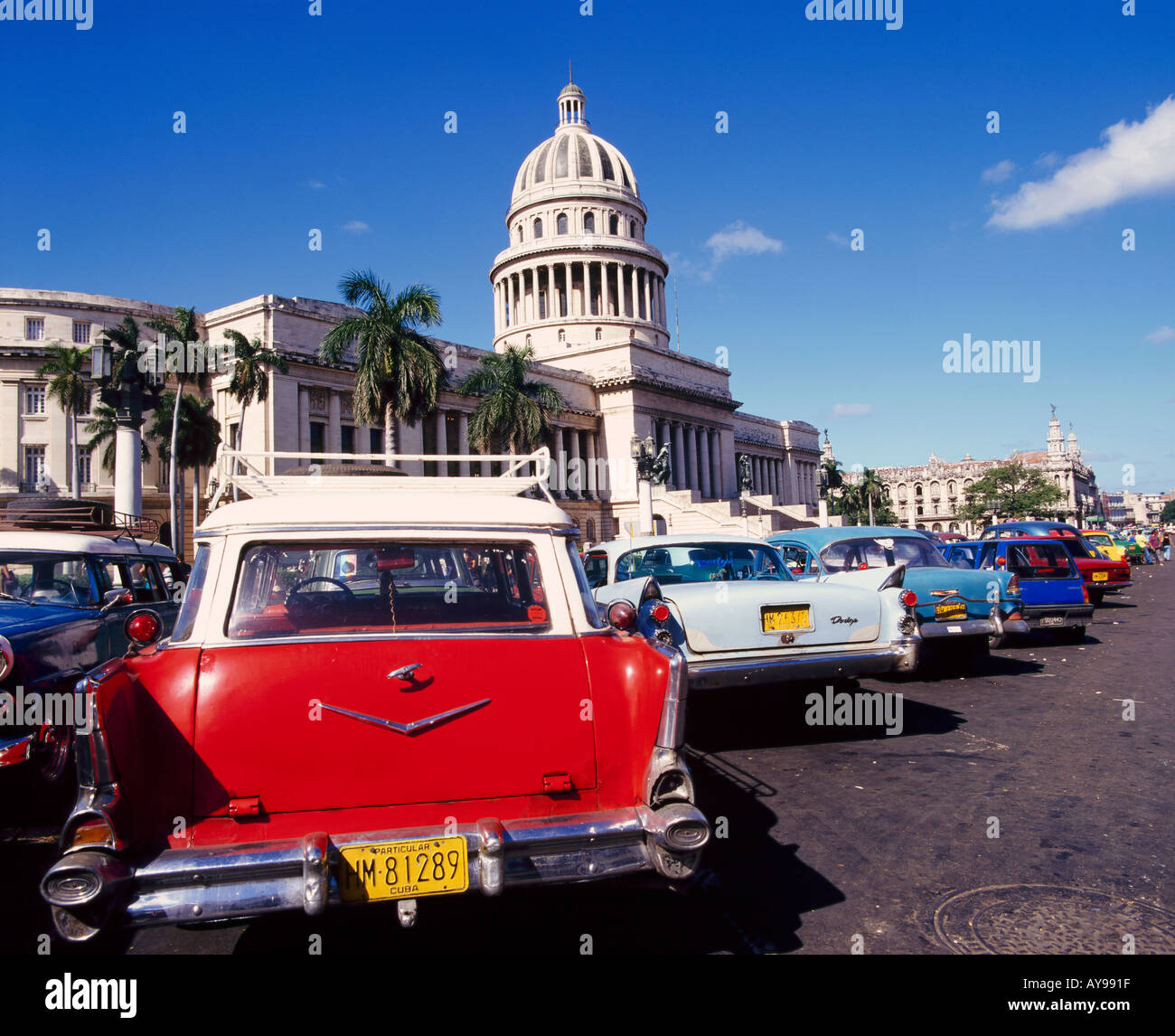 Straßenszene von Taxis geparkt neben dem Capitolio Gebäude im zentralen Havanna Kuba West Indies Stockfoto
