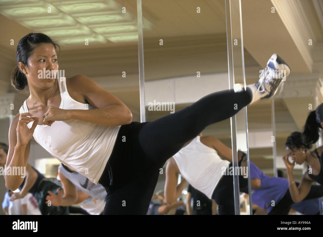 Asiatisch-amerikanische Frau trainieren im Health Club Tai Bo-Klasse Stockfoto