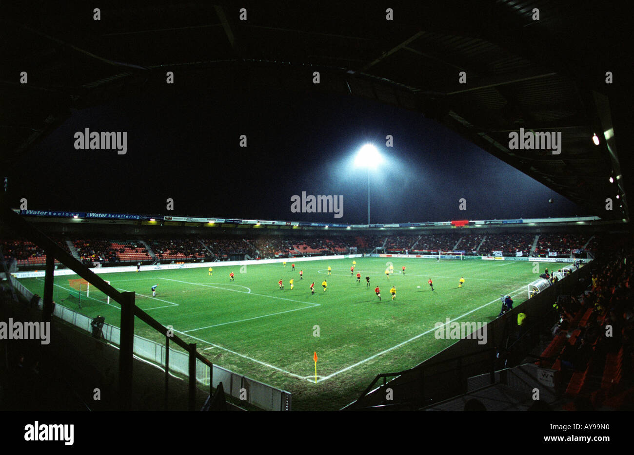 Fussballspiel unter Flutlicht auf die McDOS Goffertstadion Haus der Holländer club NEC Nijmegen Stockfoto