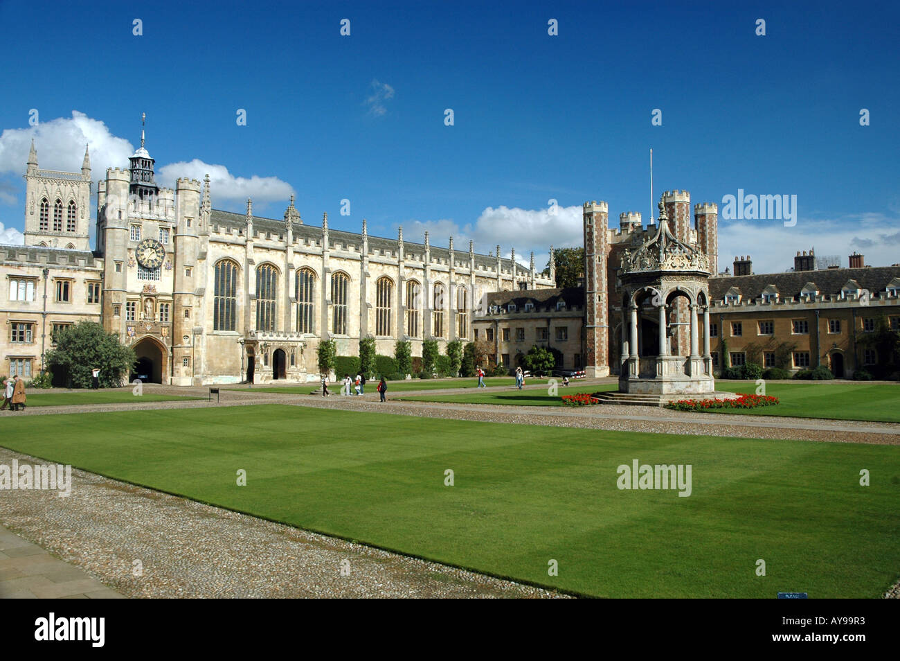 Brunnen, Kapelle und König Edward Turm am Great Court am Trinity College in Cambridge, UK Stockfoto