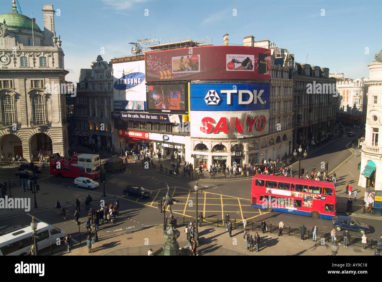 Uk London Piccadilly Circus Von Oben Zeigt Eros Und Tour Bus C Bowman Stockfotografie Alamy