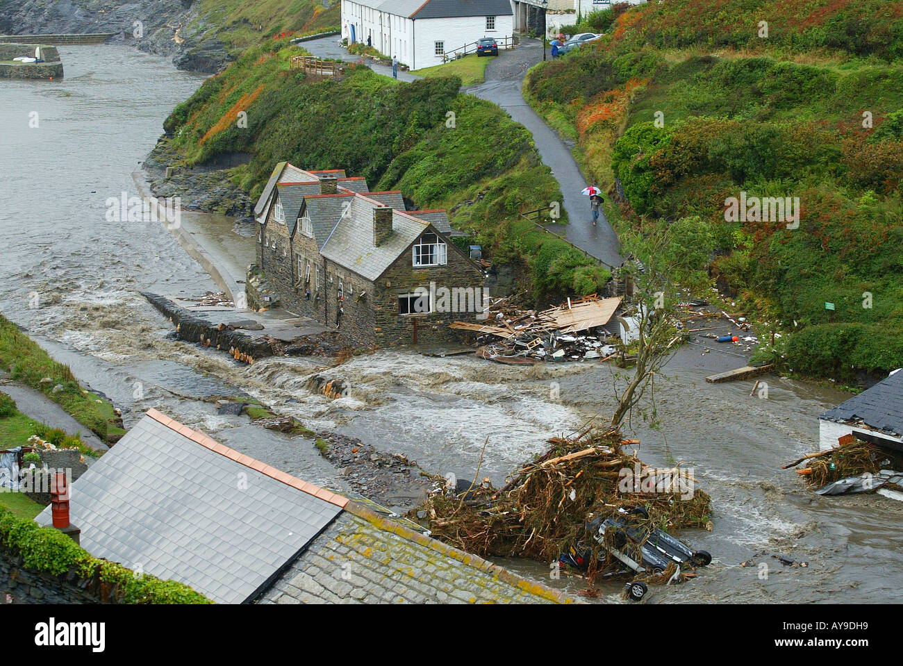 Die Szene in Boscastle in Cornwall England nach Hochwasser fegte durch die Stadt Stockfoto