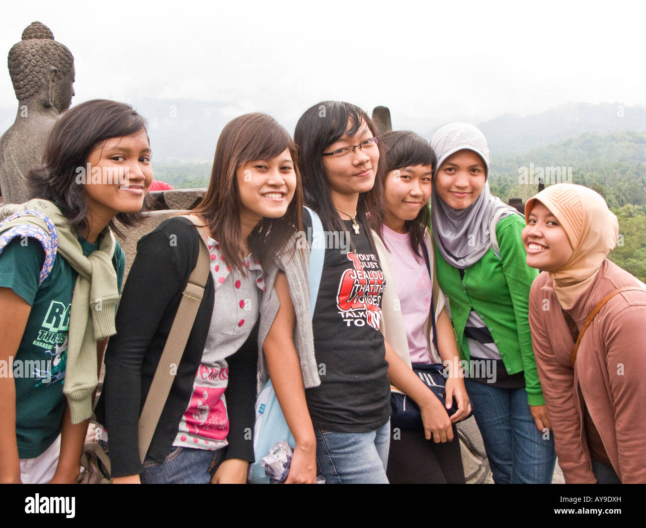 Indonesische Studenten am Borobudur, Java, Indonesien Stockfoto