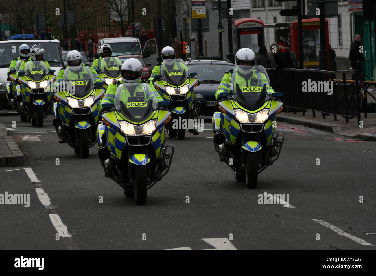 Gruppe von sechs Polizei Motorradfahrer warten an der Ampel Stockfoto