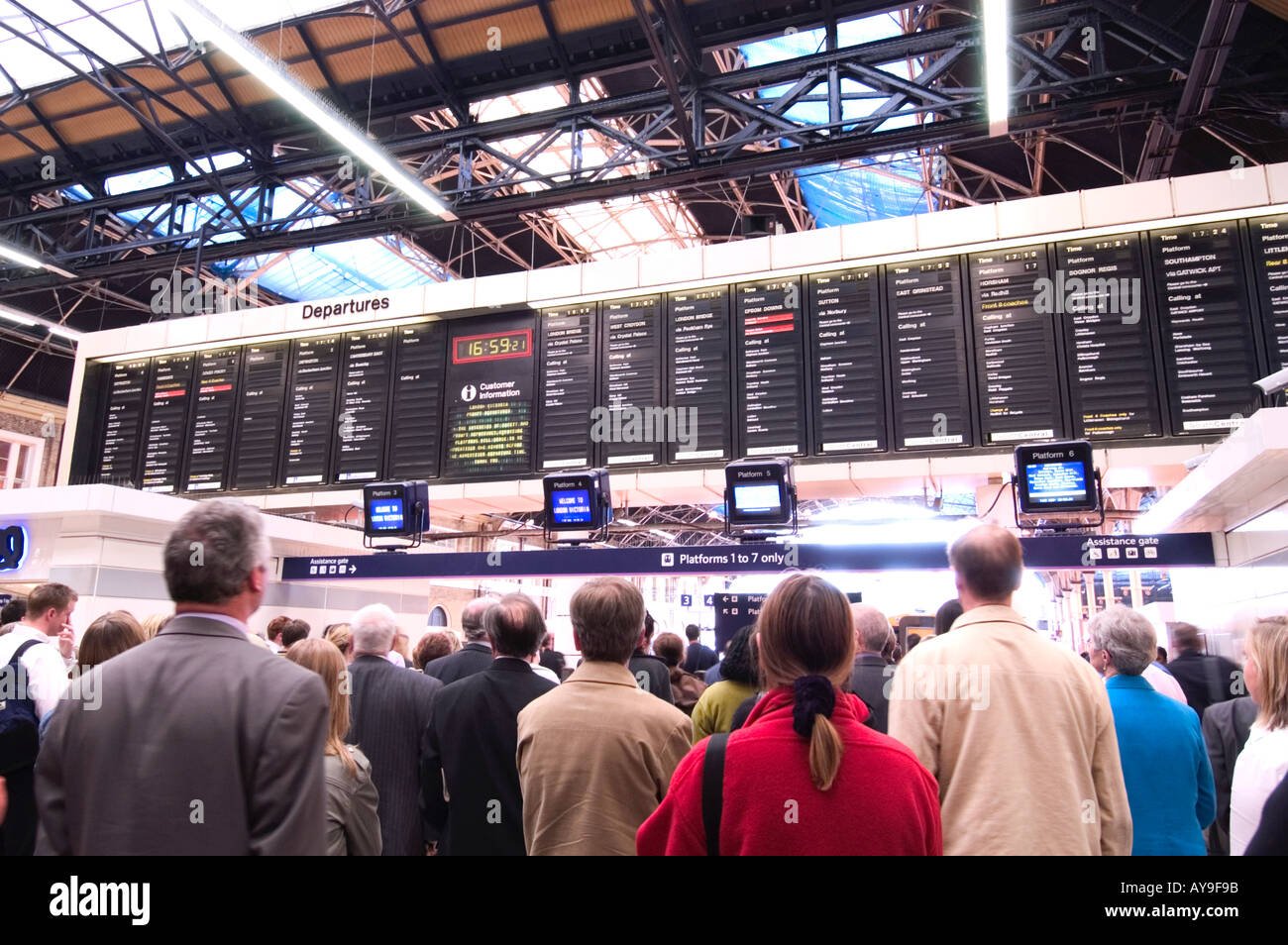 Depatrtures Board an der Victoria Station, London, England, UK Stockfoto