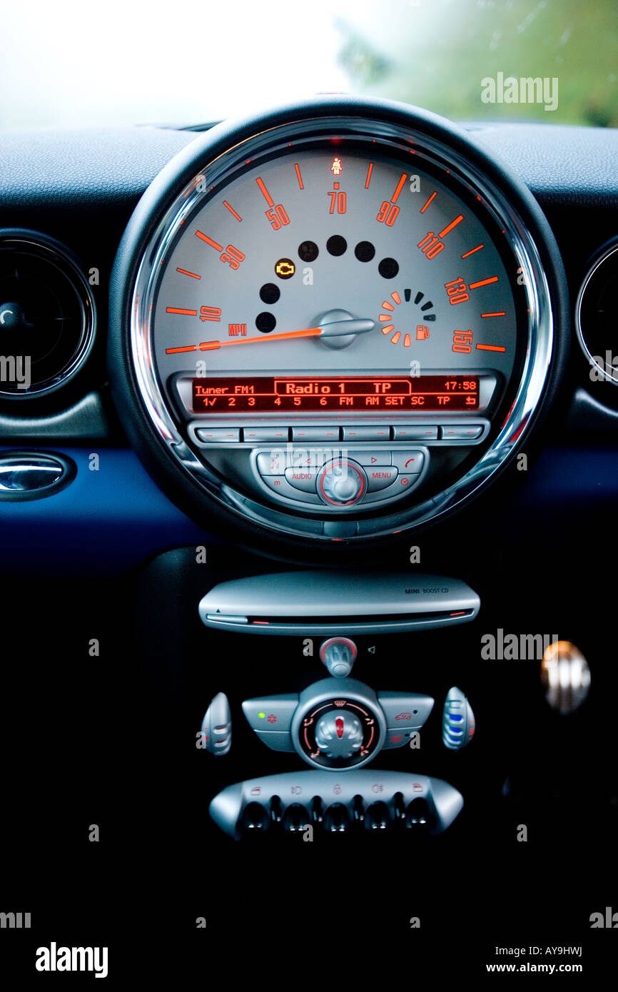 MINI CLUBMAN COOPER S DRAK BLAU Stockfoto