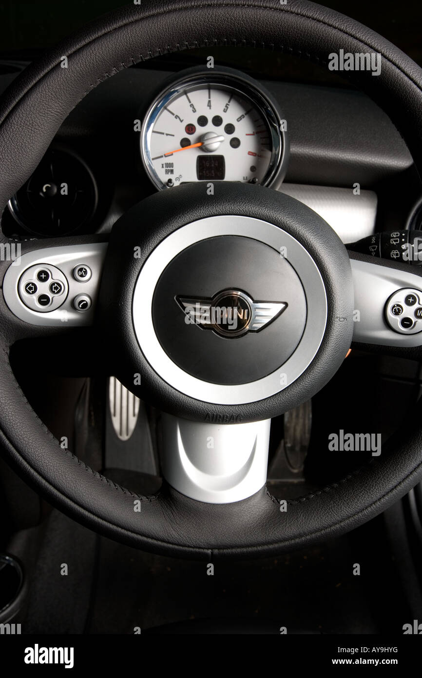 MINI CLUBMAN COOPER S DRAK BLAU Stockfoto