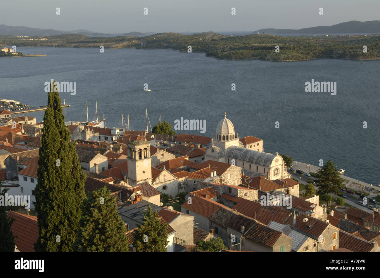 Blick auf die Stadt Sibenik mit Blick auf das Meer, die Kathedrale Sveti Jakov Stockfoto