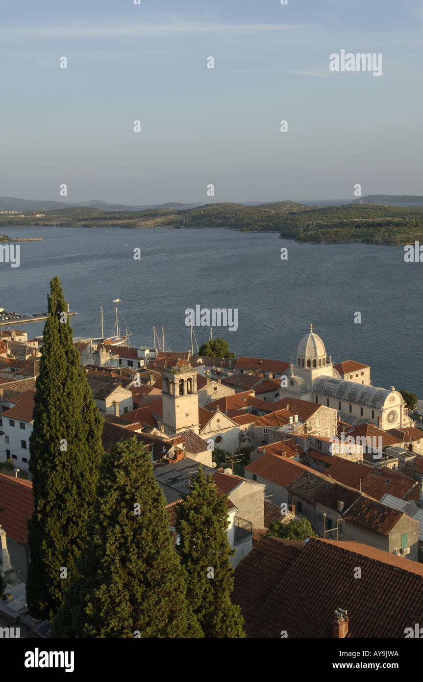Blick auf die Stadt Sibenik mit Blick auf das Meer, die Kathedrale Sveti Jakov Stockfoto