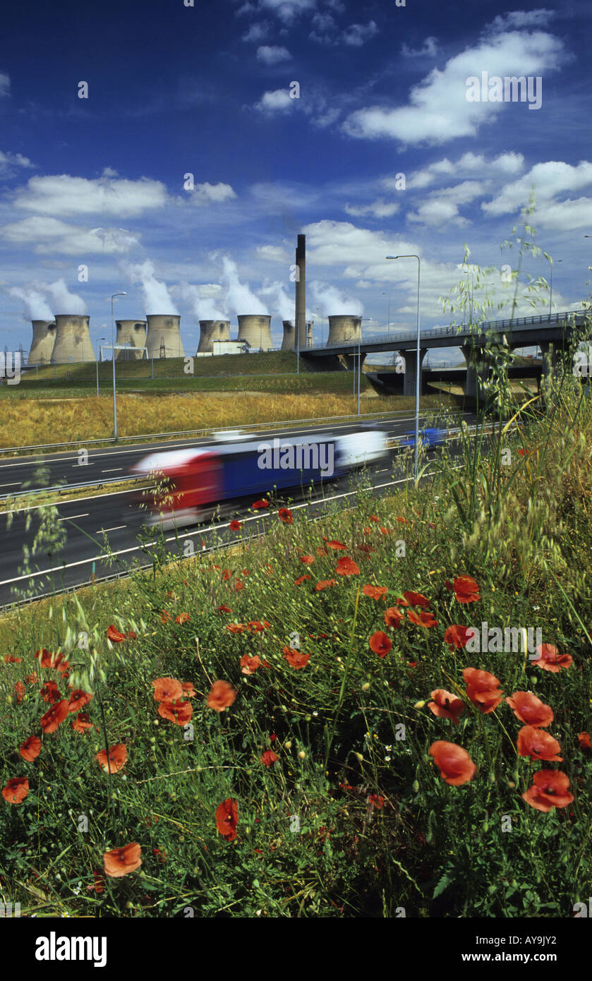 Fahrzeuge fahren auf der Autobahn m62 an Holmfield Kreuzung von Ferrybridge Kraftwerk Yorkshire uk Stockfoto