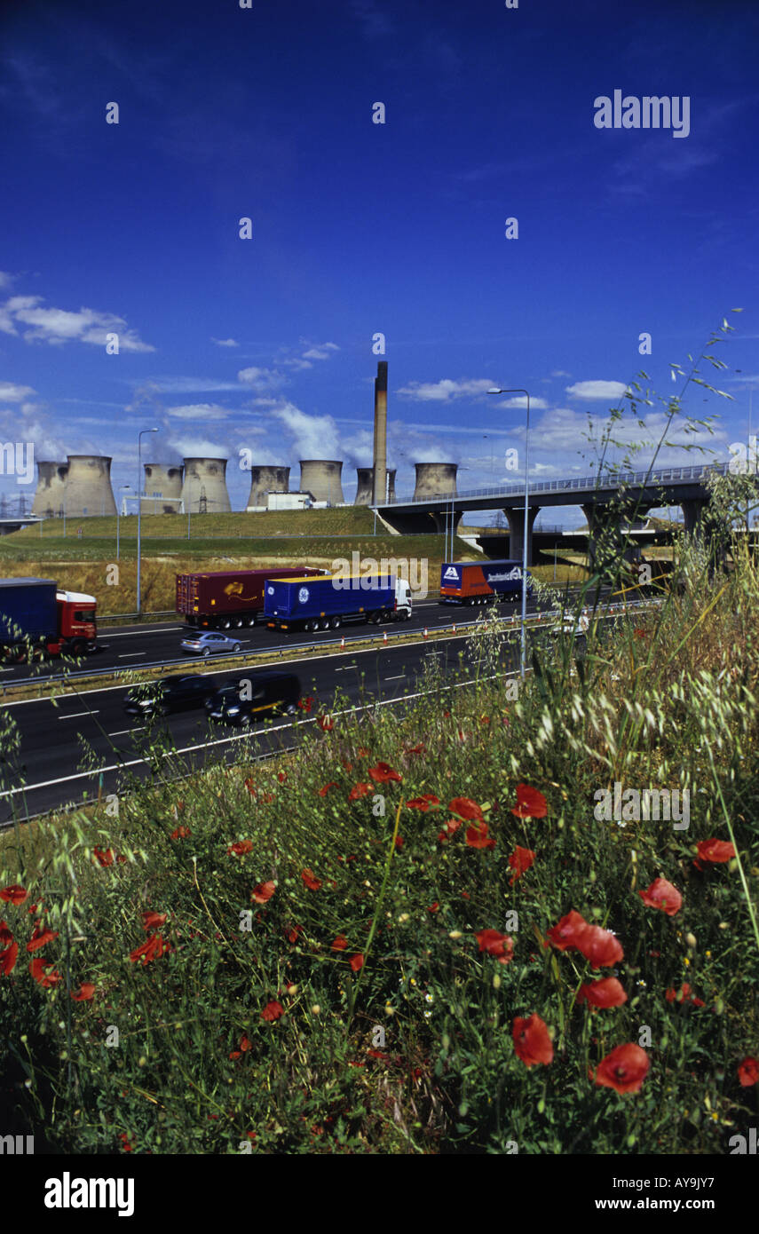 Fahrzeuge fahren auf der Autobahn m62 an Holmfield Kreuzung von Ferrybridge Kraftwerk Yorkshire uk Stockfoto