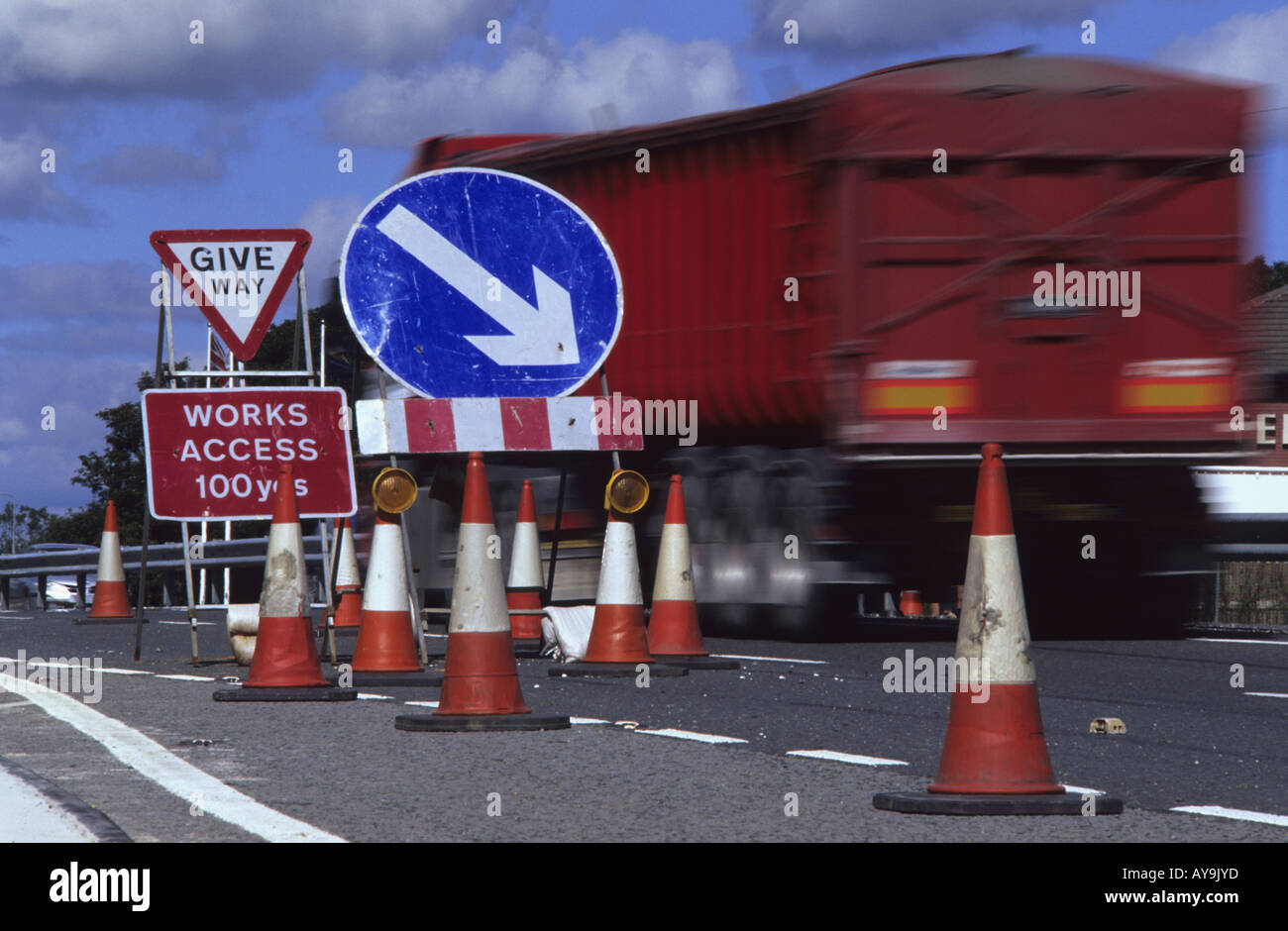 LKW auf der Durchreise Baustellen auf zweispurigen Leeds Yorkshire uk Stockfoto