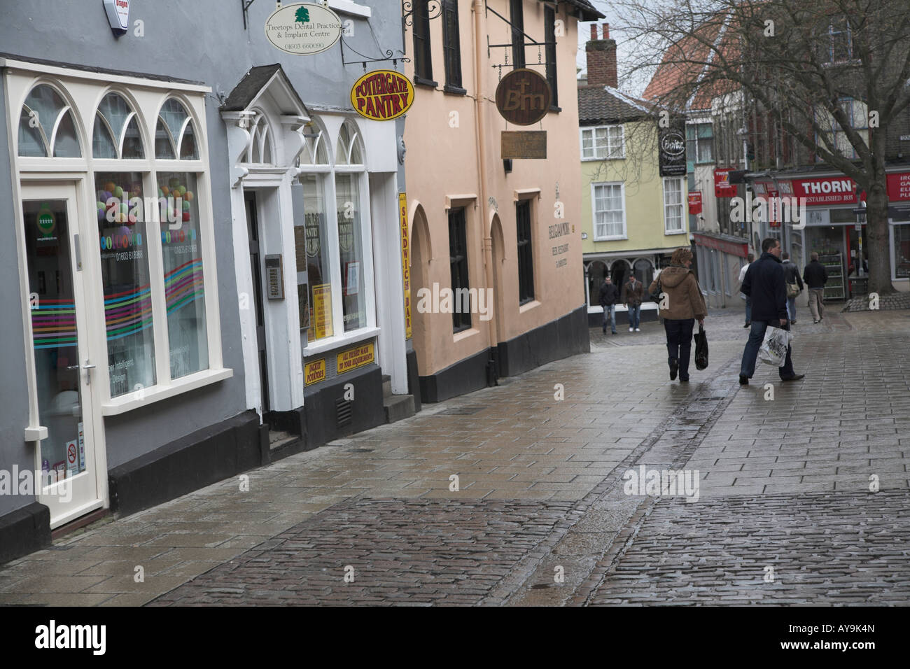 Ein nasses Wetter Einkaufstag in die Gassen Norwich, Norfolk, England Stockfoto