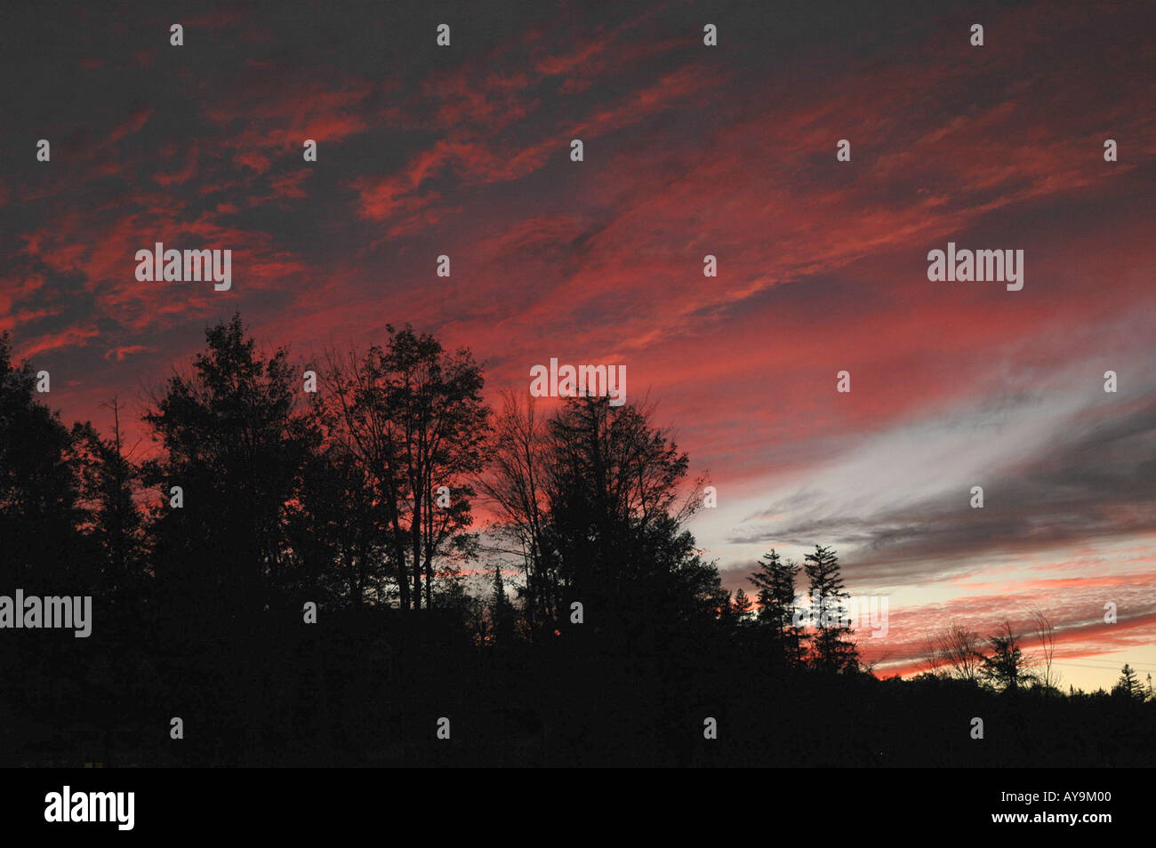 Roter Himmel in der Nacht, Hirten Freude. Mt Mount Tremblant, Quebec, Kanada Stockfoto