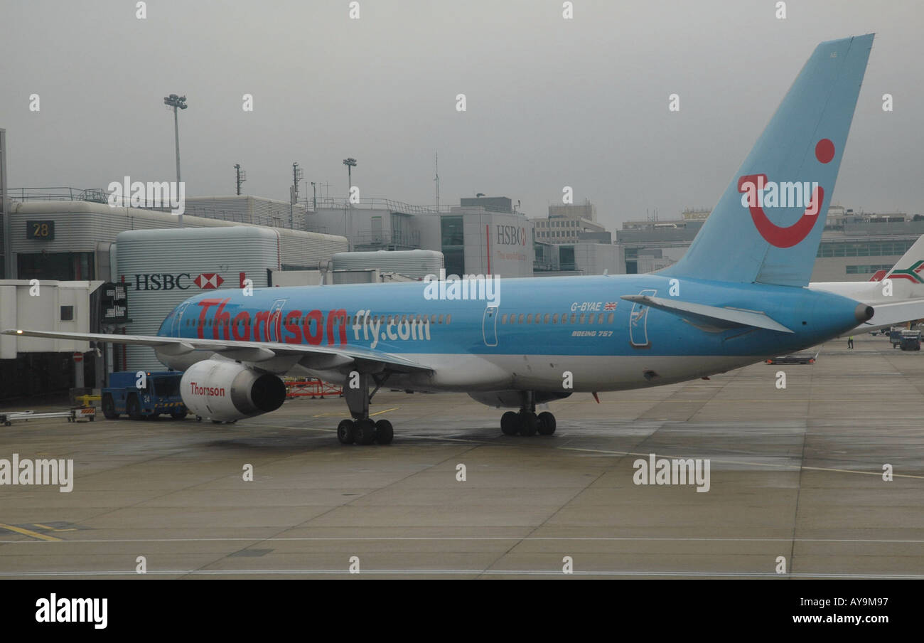 Thompson Tui Flugzeug fliegen auf einem Ständer am Flughafen London Gatwick Stockfoto