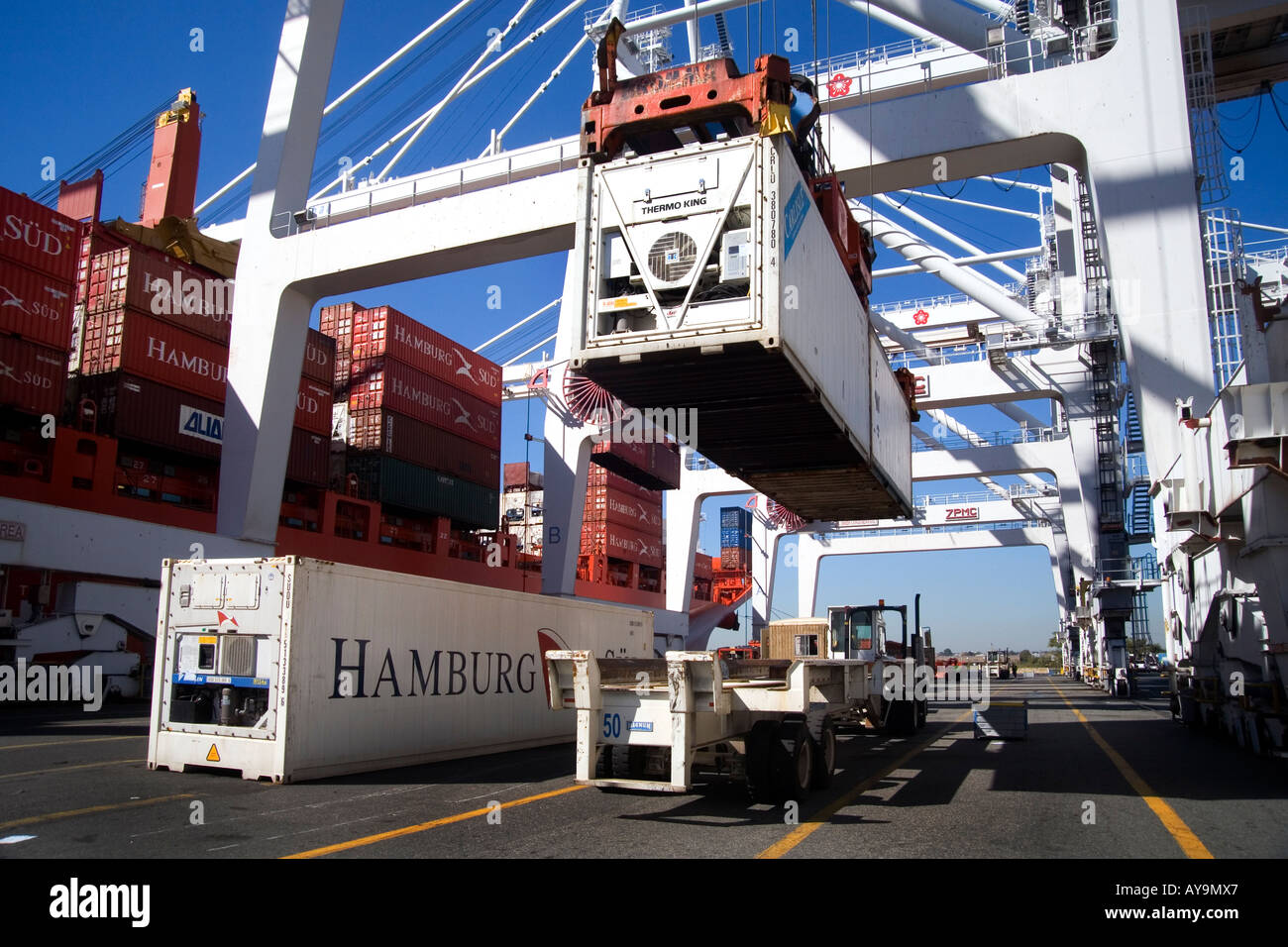 Spezialisierte Hustler LKW Line-up für Luftfracht-Container entladen per Kran in Jersey City NJ Stockfoto