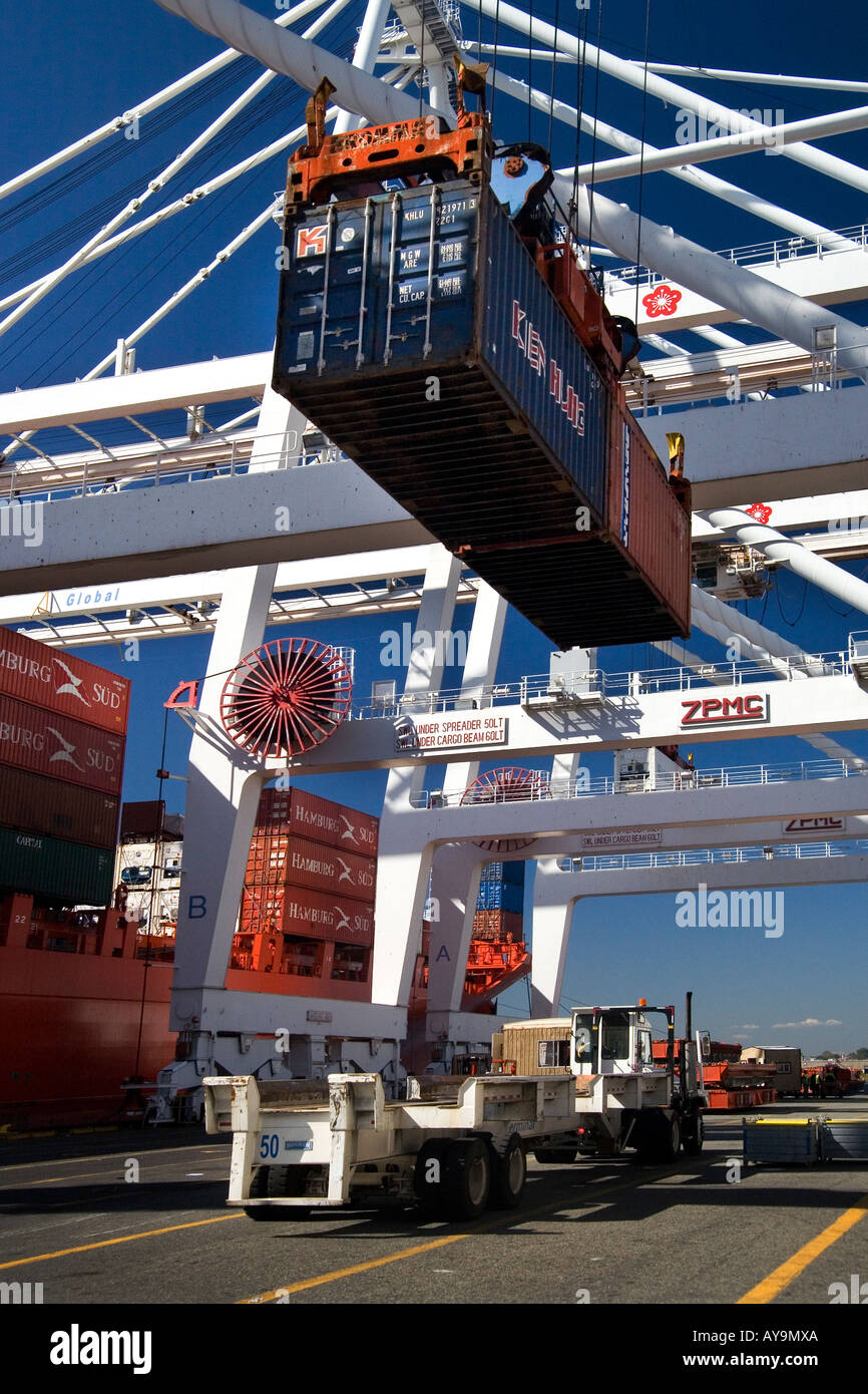Spezialisierte Hustler LKW Line-up für Luftfracht-Container entladen per Kran in Jersey City NJ Stockfoto