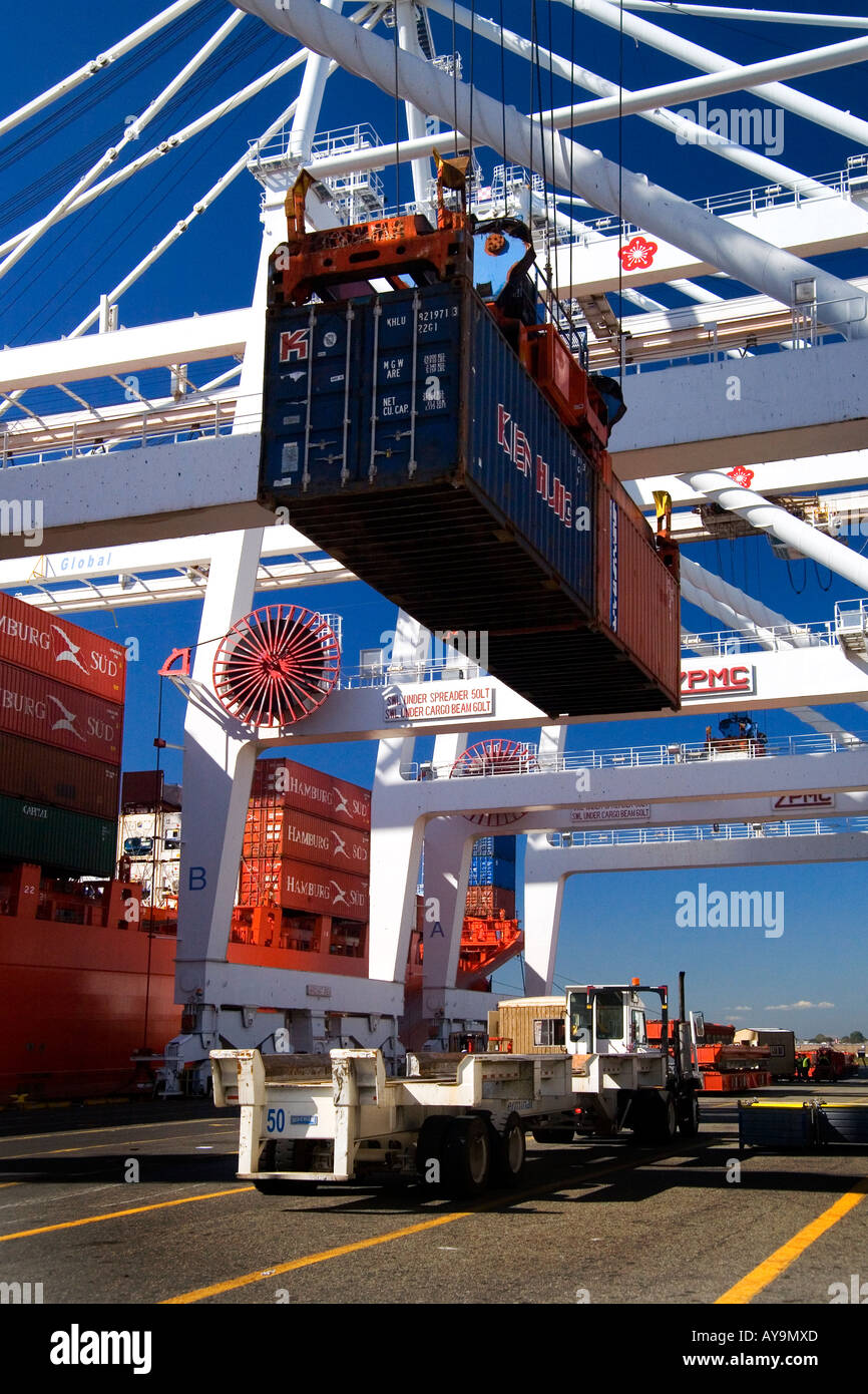 Spezialisierte Hustler LKW Line-up für Luftfracht-Container entladen per Kran in Jersey City NJ Stockfoto