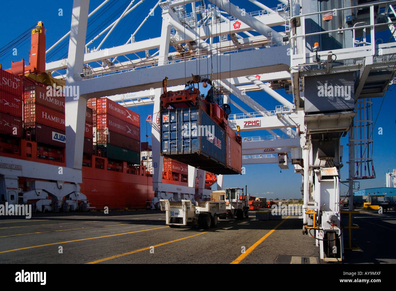 Spezialisierte Hustler LKW Line-up für Luftfracht-Container entladen per Kran in Jersey City NJ Stockfoto