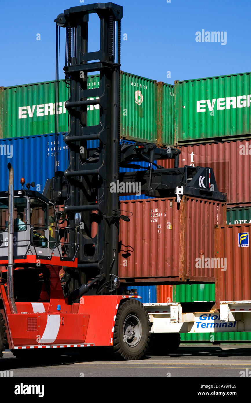 Mit einem speziellen Aufzug maritime Container ist für die Lagerung in einer Container-Anlage in Jersey City NJ gestapelt Stockfoto