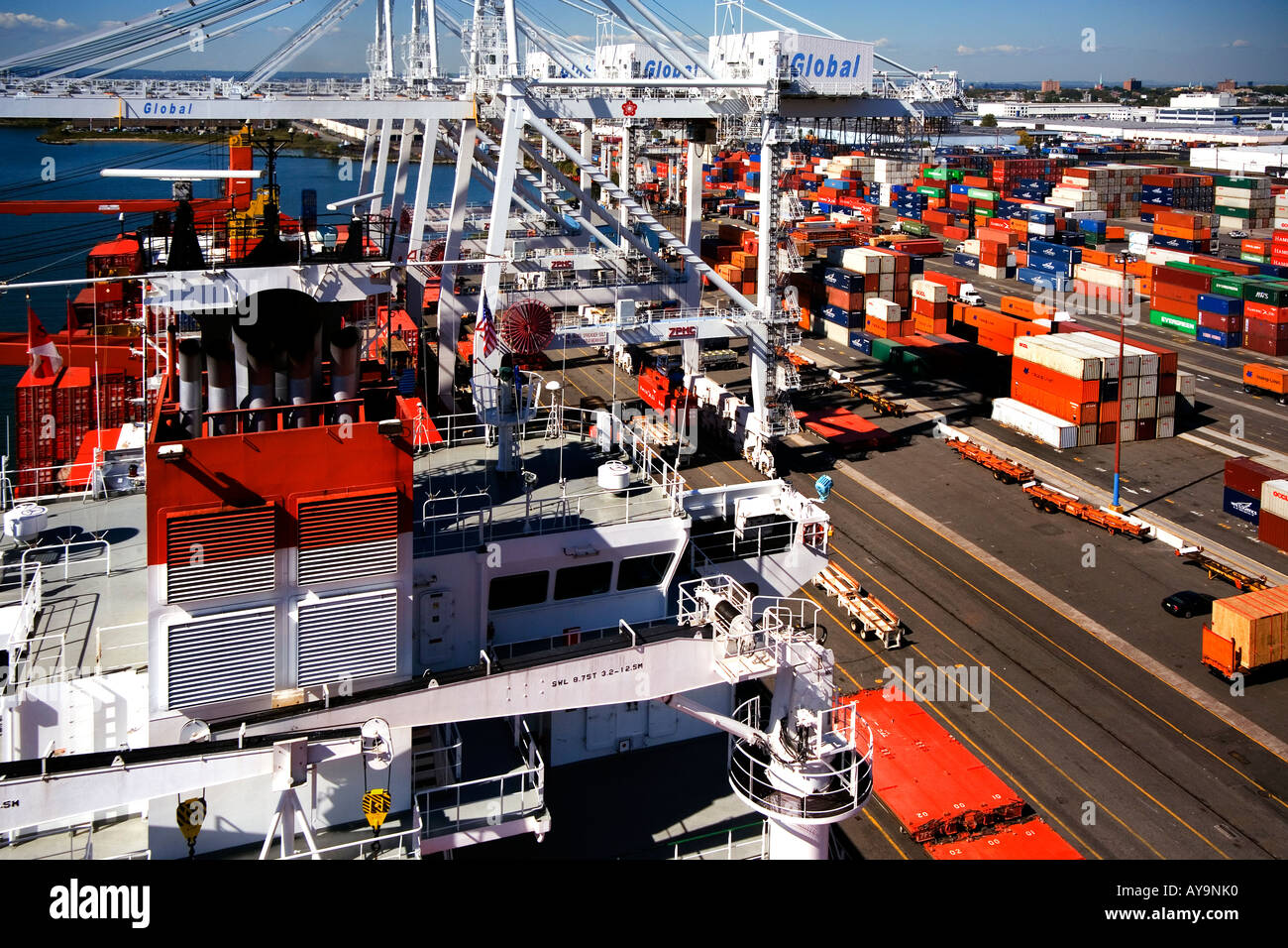 Spezialisierte Brückenkrane verlagern maritime Container vom Schiff auf Hustler LKW bei Fracht in Jersey City NJ Stockfoto