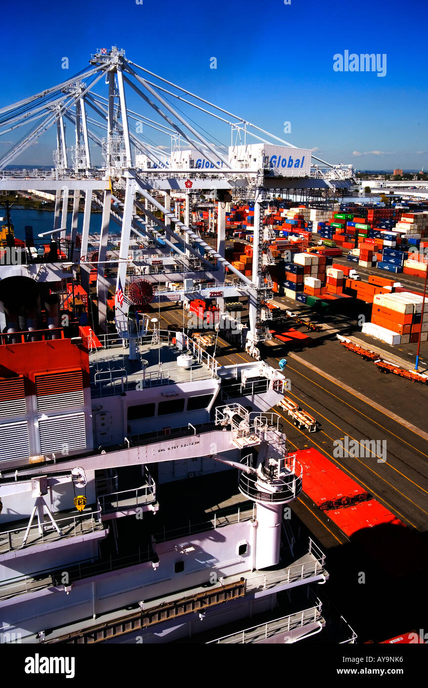 Spezialisierte Brückenkrane verlagern Luftfracht-Container vom Schiff auf Hustler LKW bei Fracht in Jersey City NJ Stockfoto
