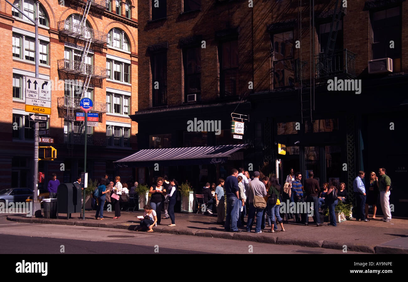 Sonntag Nachmittag sammeln Brunchers vor einem Restaurant im Stadtteil Tribeca in Manhattan New York City Stockfoto