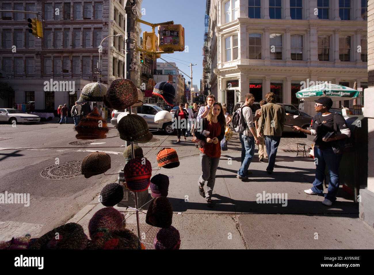 Fußgänger passieren eine Bürgersteig Hut Display im Stadtteil SoHo South of Houston Street in Manhattan New York City Stockfoto