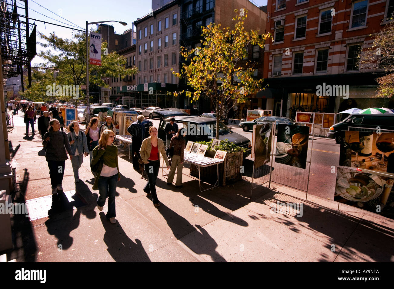 Sonntag inspizieren Kinderwagen am West Broadway im Stadtteil SoHo South of Houston Street in Manhattan New York City Kunst auf dem display Stockfoto