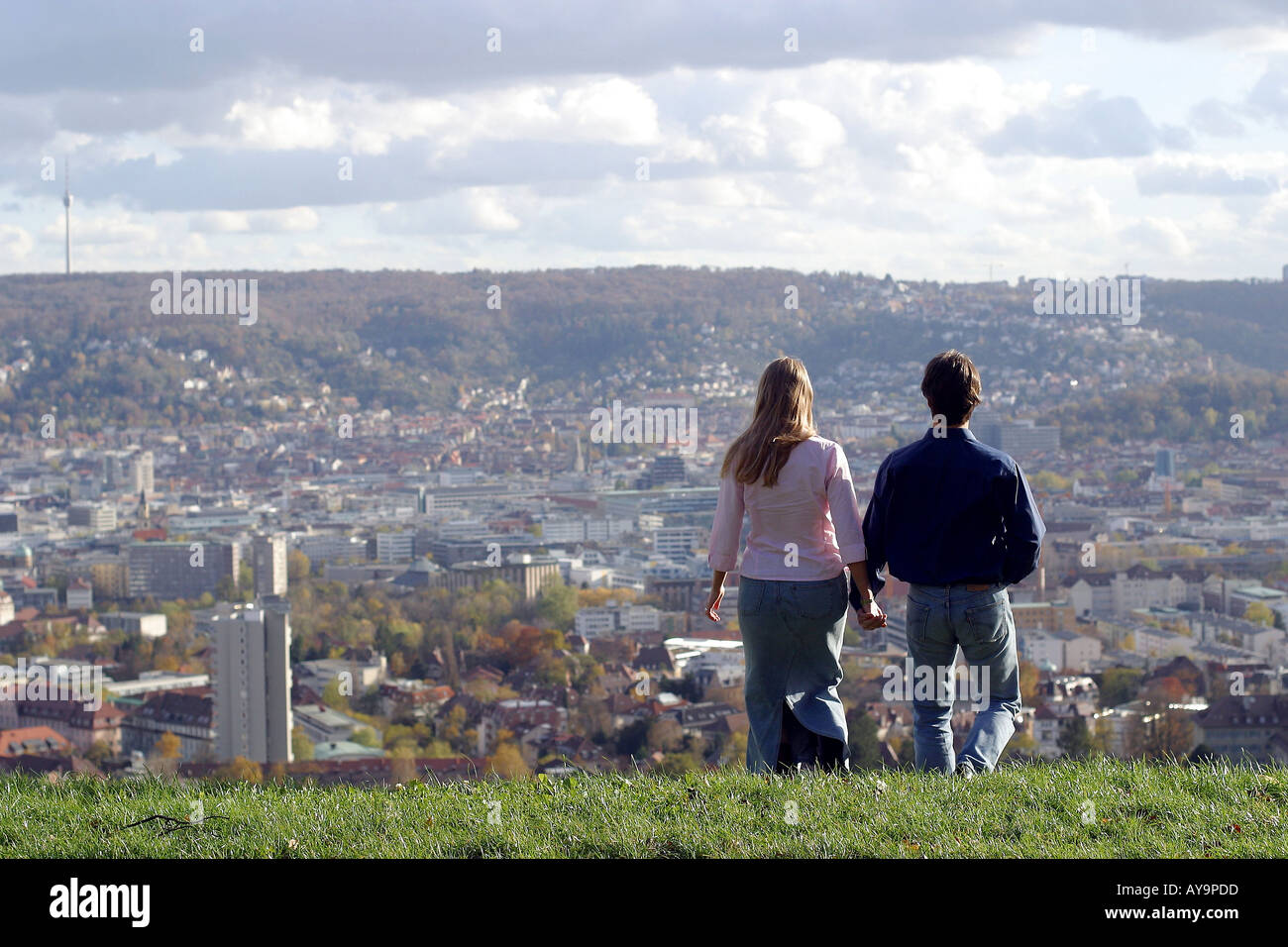 Junges Paar Schaut in Die Ferne Stockfoto