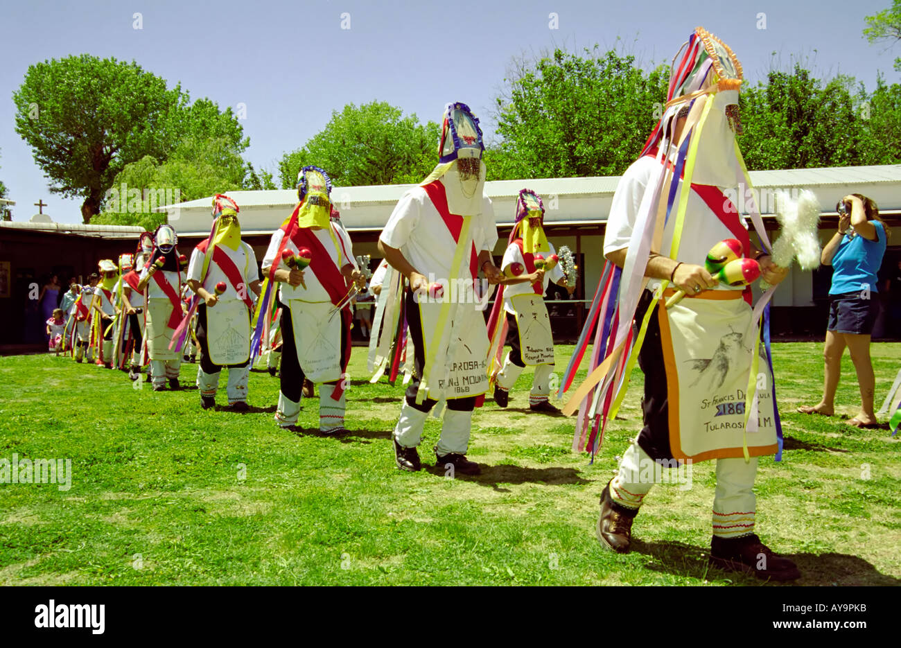 Eine einzigartige Mischung von Religionen und Kulturen während der Fiesta, bei der Mission Saint Francis de Paula in Tularosa, New Mexico. Stockfoto