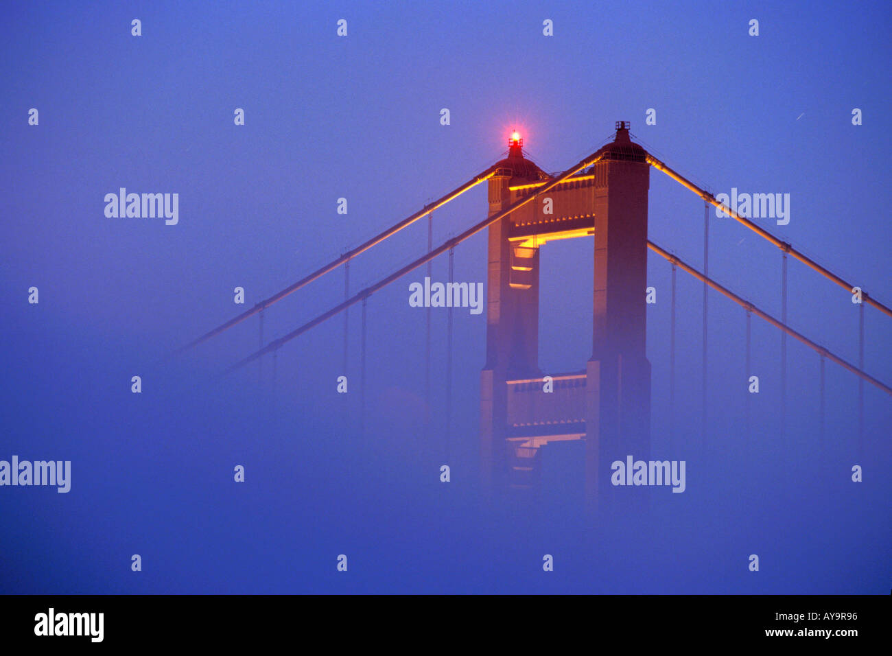 Turm der Golden Gate Brücke erhebt sich über dem Nebel bei Sonnenuntergang in San Francisco Kalifornien Amerika Stockfoto