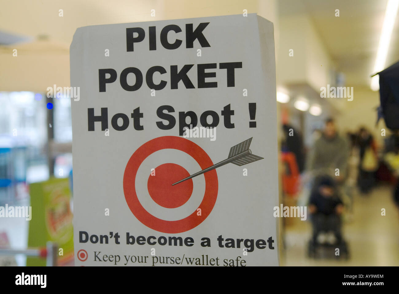 Polizeischild Pick Pocket Hot Spot Schild im Schaufenster Stratford East London UK 2008 2000er HOMER SYKES Stockfoto